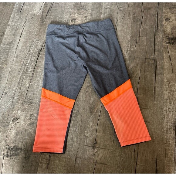 Women’s Under Armor Compression Capri Leggings - Picture 2 of 3